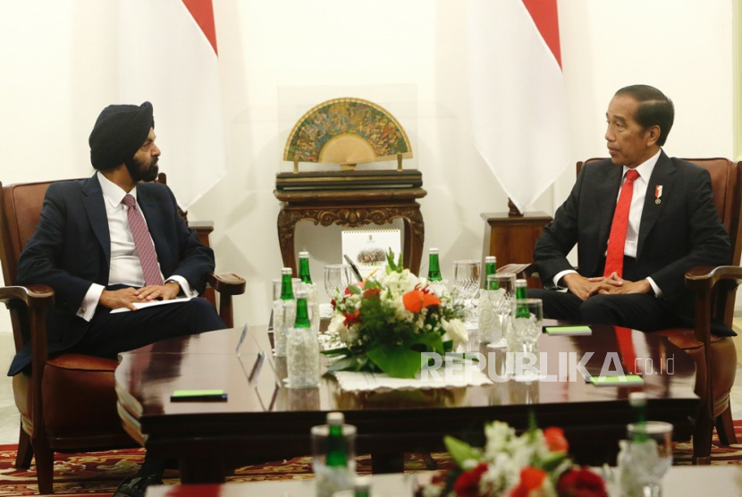 Presiden Joko Widodo (kanan) berbincang dengan Presiden Bank Dunia Ajay Banga di Istana Merdeka, Jakarta, Senin (4/9/2023).