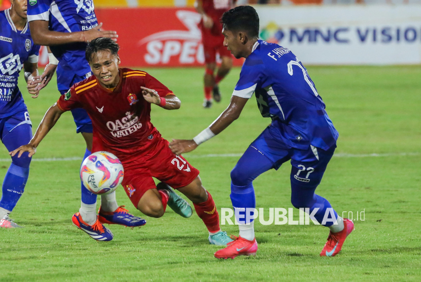 Pesepak bola PSPS Pekanbaru Fardan Harahap (kanan) berusaha mengadang pesepak bola Persijap Jepara Rendi Saepul (kiri) saat pertandingan playoff promosi Pegadaian Liga 2 di Stadion Gelora Bumi Kartini, Jepara, Jawa Tengah, Selasa (25/2/2025). Persijap Jepara menjadi juara ketiga setelah mengalahkan PSPS dengan skor 1-0 dan berhak satu tiket promosi ke liga 1. 