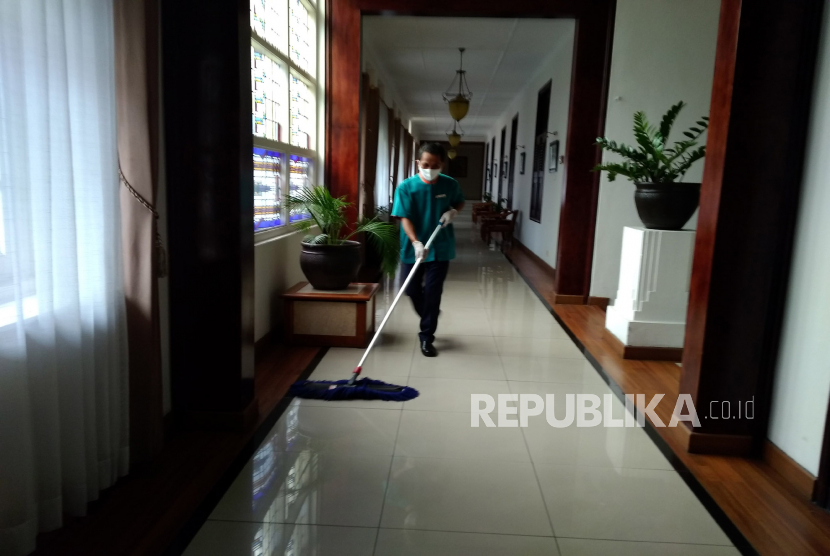 Tamu hotel di Yogyakarta wajib mengisi data diri melalui aplikasi (Foto: Petugas membersihkan ruangan di Hotel Grand Inna Malioboro, Yogyakarta)