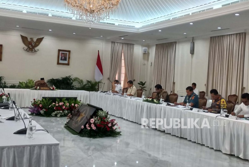 Wakil Presiden Maruf Amin mengumpulkan para menteri membahas situasi terkini Papua di Istana Wapres, Jakarta, Rabu (26/4/2023). 