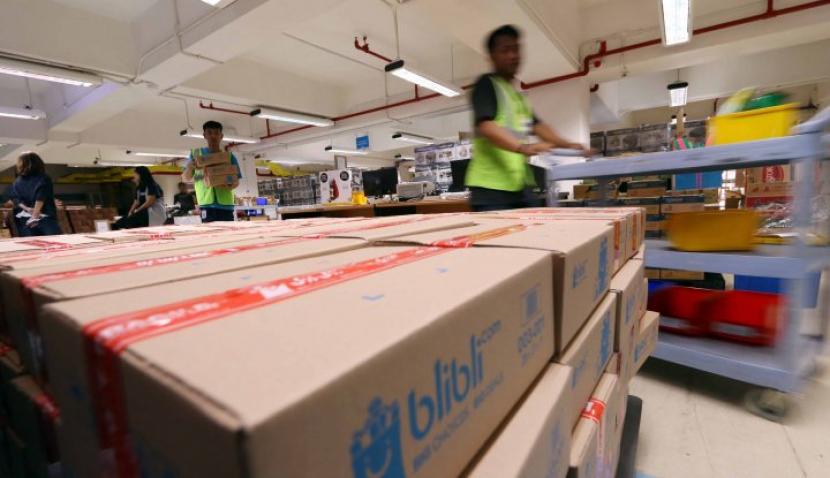 Pekerja sedang mendata paket-paket pesanan pelanggan siap kirim di Warehouse BliBli berkaitan program belanja Online Nasional (Harbolnas) 2018, Kamis,(13/12/2018). (Sufri Yuliardi)