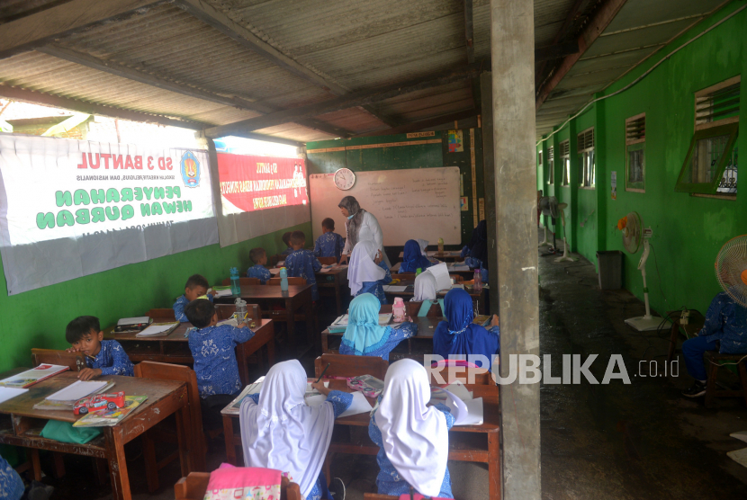 Siswa kelas 1 SD di Bantul mengikuti belajar di parkiran yang menjadi kelas darurat. Kegiatan belajar harus dipindah karena kelas rusak dan berpotensi roboh sewaktu-waktu. (ilustrasi)