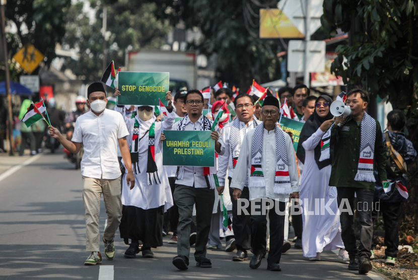 Sejumlah civitas academica Universitas Muhammadiyah Prof Dr Hamka (UHAMKA) melakukan long march saat aksi bela Palestina di Jakarta, Selasa (7/5/2024). 