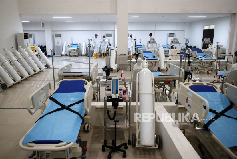 Petugas medis bersiap di ruang instalasi gawat darurat Rumah Sakit Darurat Penanganan COVID-19 Wisma Atlet Kemayoran, Jakarta. Presiden Joko Widodo yang telah melakukan peninjauan tempat ini memastikan bahwa rumah sakit darurat ini siap digunakan untuk karantina dan perawatan pasien Covid-19
