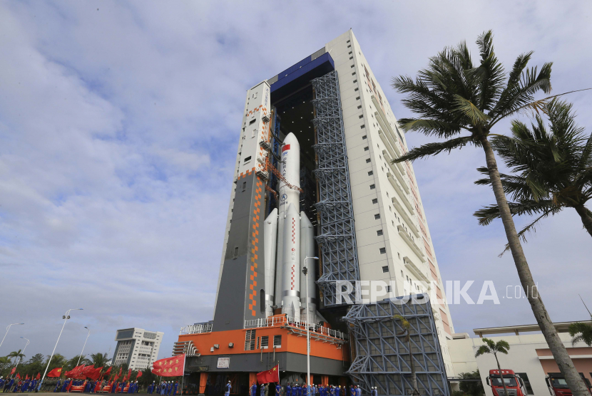  Dalam foto yang dirilis oleh Xinhua News Agency, modul lab stasiun ruang angkasa China Mengtian dan roket Long March-5B Y4 diangkut ke area peluncuran di Pusat Peluncuran Satelit Wenchang di Provinsi Hainan, China selatan pada 25 Oktober 2022. China telah meluncurkan modul ketiga dan terakhir untuk menyelesaikan stasiun ruang angkasa permanennya, mewujudkan upaya lebih dari satu dekade untuk mempertahankan kehadiran awak yang konstan di orbit.