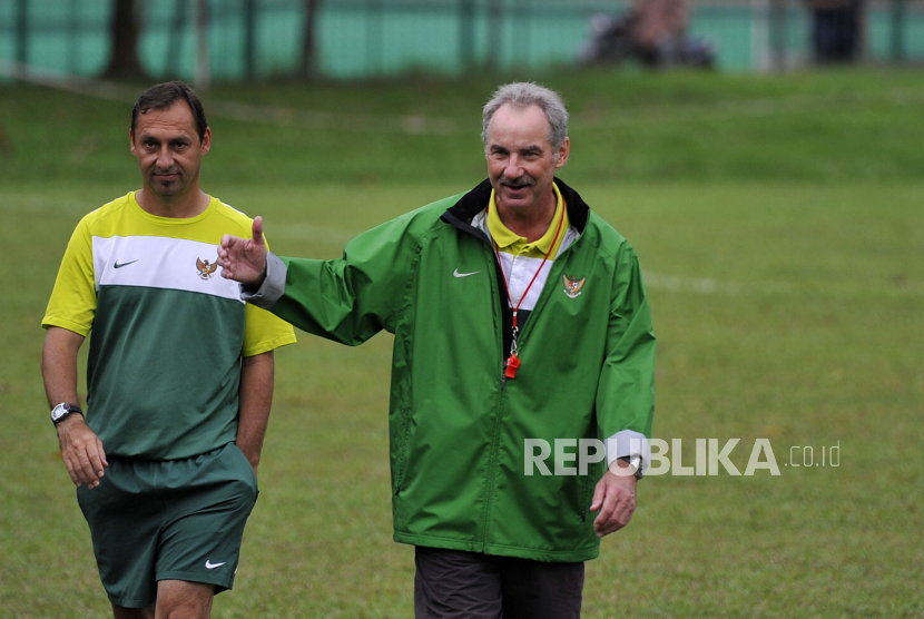 Pelatih Timnas Indonesia Alfred Riedl (kanan) dan asisten pelatih Wolfgang Pikal saat mengawasi latihan pada pelatnas Pra-Olimpiade 2012 di Lapangan PSSI, Senayan, Jakarta, Kamis (3/2/2011). 