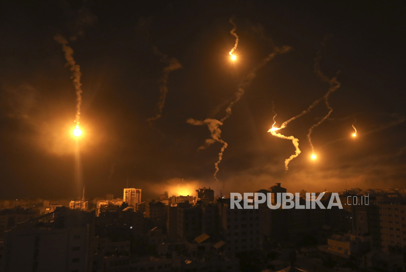 Perdana Menteri Israel Benjamin Netanyahu mengatakan, saat ini pasukan negaranya sudah mengepung Kota Gaza.