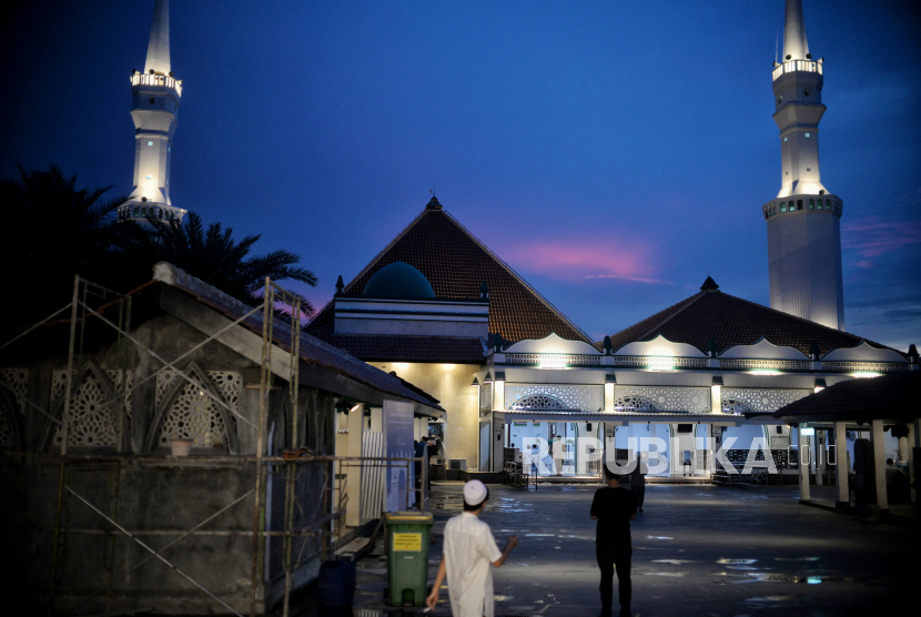 Warga saat akan melaksanakan shalat maghrib (ilustrasi)