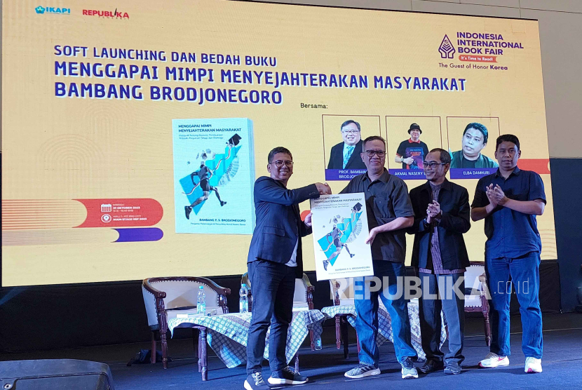 Soft launching dan bedah buku visiografi Menggapai Mimpi Menyejahterakan Masyarakat Bambang Brodjonegoro di Indonesia International Book Fair pada Ahad (1/10/23). 