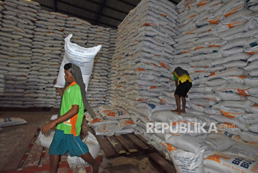 Pekerja mengangkut beras saat proses penyaluran beras ke pasar-pasar di Gudang Perum BULOG Sub Divre Serang, Banten, Senin (5/4). Hingga Juni, ditargetkan stok cadangan beras Bulog sebesar 1,4 juta ton.