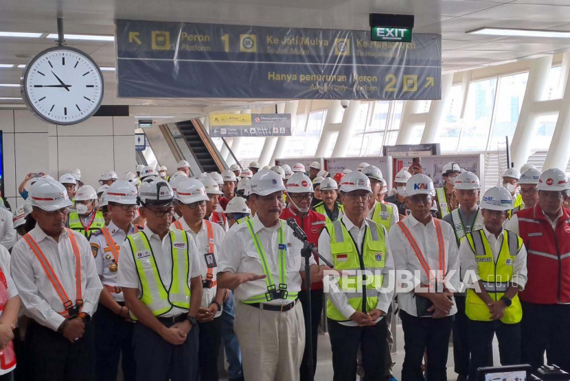 Menteri Koordinator Bidang Kemaritiman dan Investasi Luhut Binsar Pandjaitan bersama direksi KCIC, KAI, LRT Jabodebek menjelaskan mengenai integrasi operasional Kereta Cepat Jakarta-Bandung (KCJB) dan LRT Jabodebek di Stasiun LRT Dukuh Atas, Jumat (31/3/2023). 