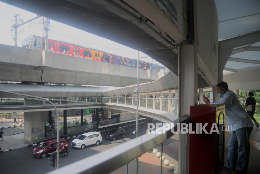 Penumpang melihat MRT melintas dari Halte CSW, Jakarta Selatan, Kamis (22/6/2023). 