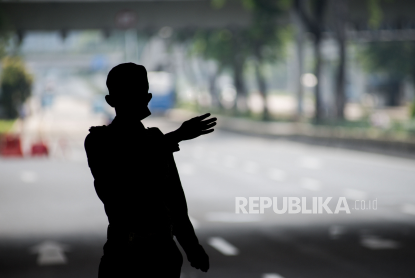 Petugas kepolisian melakukan patroli saat pemberlakuan pembatasan sosial berskala besar (PSBB) untuk menekan penyebaran COVID-19 di Jalan Semanggi, Jakarta, Ahad (12/4). Memasuki hari ketiga pemberlakuan pembatasan sosial berskala besar (PSBB) sejumlah ruas jalan di Jakarta mulai sepi dari kendaraan roda dua dan empat