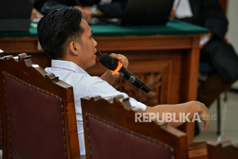 Terdakwa Richard Eliezer memberikan keterangan saksi dalam sidang lanjutan dengan terdakwa Ferdy Sambo dan Putri Candrawathi di Pengadilan Negeri Jakarta Selatan, Selasa (13/12/2022). Jaksa penuntut umum (JPU) menghadirkan terdakwa Richard Eliezer sebagai saksi dalam sidang lanjutan terkait perkara dugaan pembunuhan berencana terhadap Brigadir Nofriansyah Yosua Hutabarat alias Brigadir J. Republika/Thoudy Badai