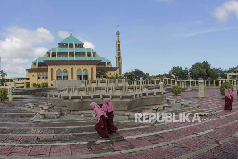 Pengunjung berjalan di area Masjid Agung Batam, Kepulauan Riau, Jumat (7/01/2022). Pemerintah Kota Batam berencana merevitalisasi masjid tersebut dengan anggaran sebesar Rp210 miliar dan akan dimulai pada Mei 2022. 