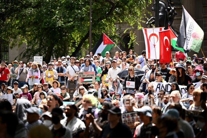 Para pengunjuk rasa berpartisipasi dalam unjuk rasa Hari Aksi Global untuk Gaza di Melbourne, Australia 14 Januari 2024, pada hari ke-100 sejak serangan Hamas terhadap Israel. 