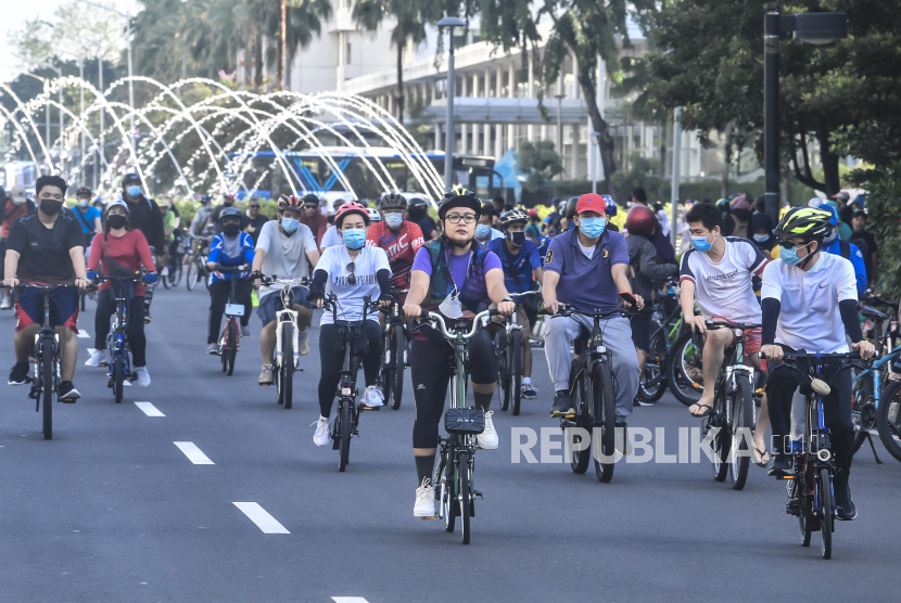 Warga bersepeda di kawasan Bundaran HI, Jakarta, Ahad (21/3/2021). 