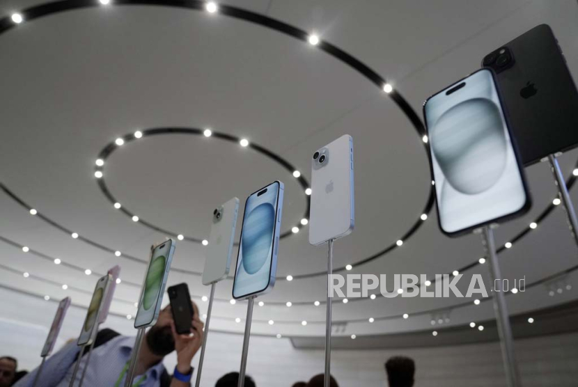  Jajaran seri ponsel baru Apple, iPhone 15, segera diserbu konsumen saat penjualan prapesan dimulai.