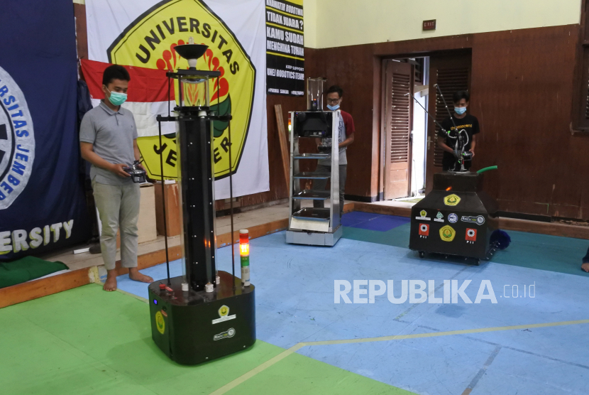 Sejumlah mahasiswa tim robotika mengoperasikan robot di Fakultas Teknik Universitas Jember (Unej), Jawa Timur, Senin (22/2/2021). Fakultas Teknik Unej membuat robot asisten perawat, robot disinfektan berupa semprot dan sinar ultraviolet serta robot yudisium untuk mencegah penularan COVID-19. 