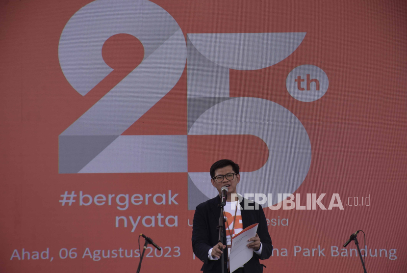 CEO Rumah Zakat Irvan Nugraha memberikan sambutan pada Milad ke-25 Rumah Zakat di Kiara Artha Park, Kota Bandung, Jawa Barat, Ahad (6/8/2023). Rumah Zakat menggelar Milad ke-25 tahun bertajuk Bergerak Nyata Fest yang diisi dengan berbagai kegiatan seperti senam lansia, pemeriksaan kesehatan gratis, konser amal, fun games dan bazar UMKM serta produk binaan.