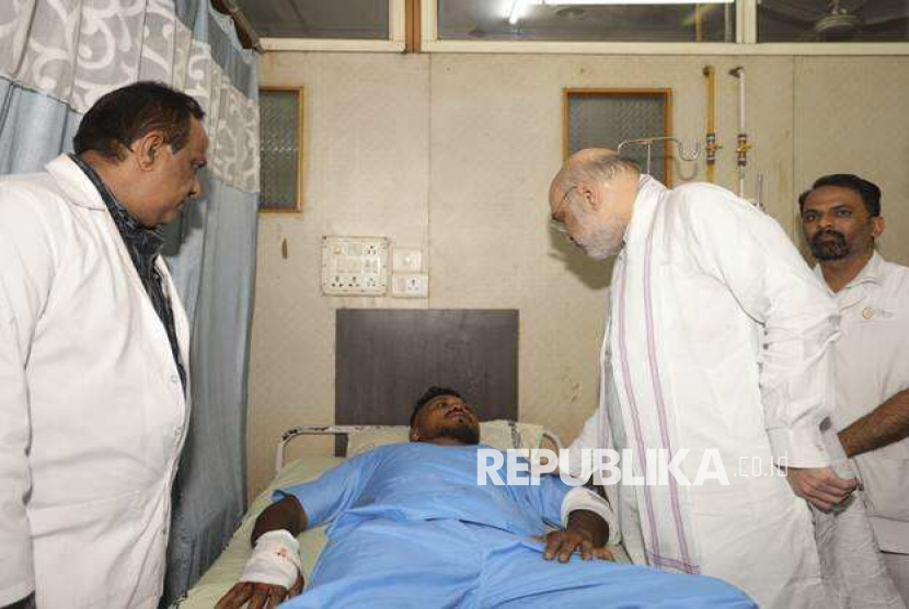 Menteri Dalam Negeri Amit Shah bertemu dengan korban selamat dari kecelakaan pesawat Air India, Vishwash Kumar Ramesh di rumah sakit di Ahmedabad, India, Jumat (13/6/2025). Air India mengkonfirmasi Ramesh adalah satu-satunya yang selamat dari 242 orang di dalam pesawat Boeing 787 Dreamliner yang menuju London ketika pesawat itu menabrak sebuah perguruan tinggi kedokteran tak lama setelah lepas landas dari bandara Ahmedabad.