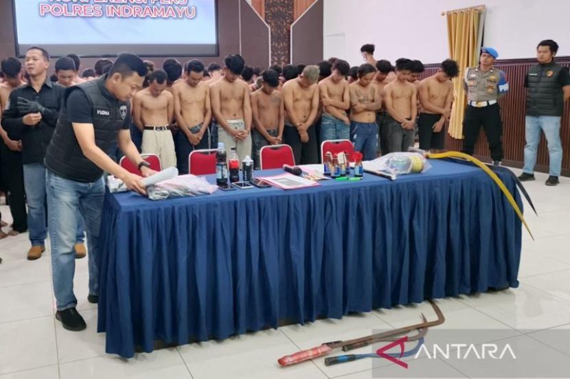 Polres Indramayu amankan 58 orang diduga perusuh saat patroli gabungan.