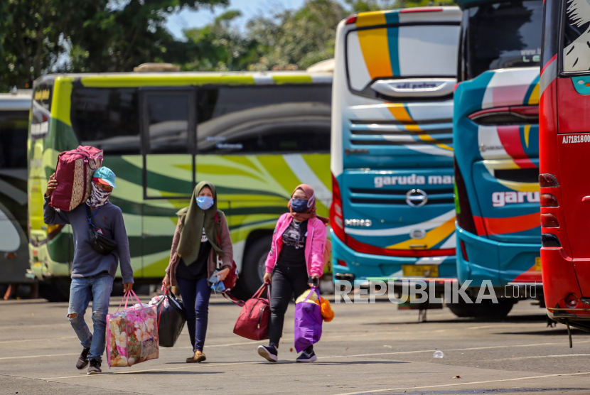 Calon penumpang bersiap naik bus di Terminal Kalideres, Jakarta, Rabu (22/4/2020). Sejumlah ruang publik di Kalideres seperti terminal dan pasar bersiap new normal. Ilustrasi.