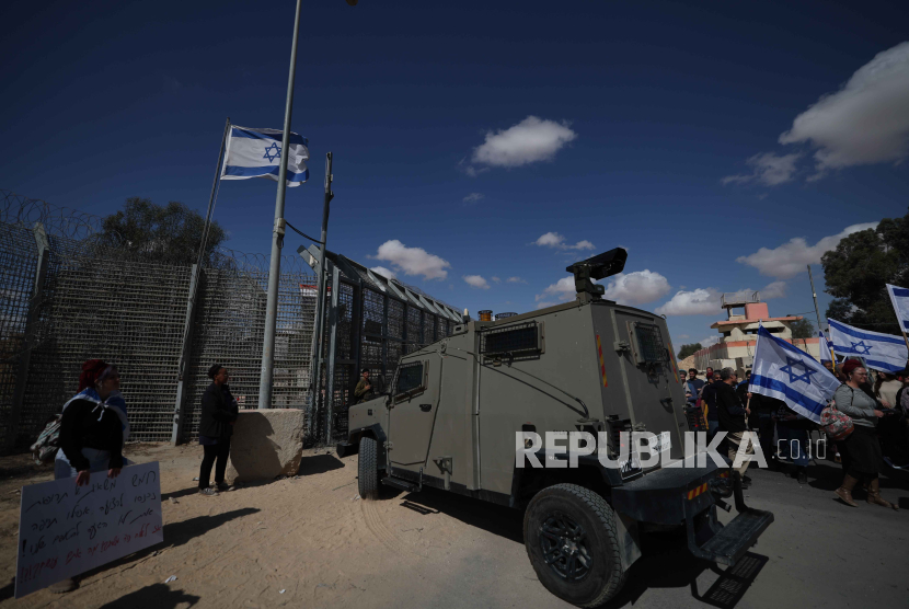 Pengunjuk rasa Israel memblokir gerbang di perbatasan Nitzana antara Israel dan Mesir, di Israel selatan, untuk mencegah bantuan kemanusiaan mencapai Jalur Gaza, (14/2/2024).