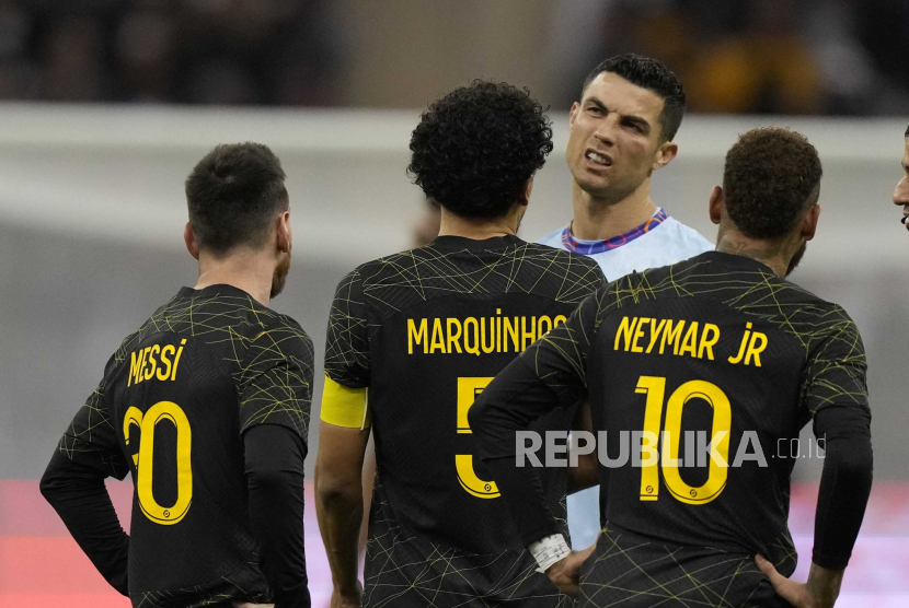 Cristiano Ronaldo berbicara saat membela tim Riyadh All Star (Riyadh Season Team XI) dengan pemain PSG Lionel Messi dan rekan setimnya Neymar dan Marquinhos saat pertandingan sepak bola persahabatan, di Stadion King Fahd, di Riyadh, Arab Saudi, Jumat, (20/1/2023)dini hari. 