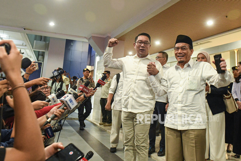 Bakal calon Gubernur DKI Jakarta Ridwan Kamil (kiri) dan bakal calon Wakil Gubernur DKI Jakarta Suswono (kanan) mengangkat tangan sebelum menjalani pemeriksaan kesehatan di RSUD Tarakan, Jakarta, Sabtu (31/8/2024). Ridwan Kamil-Suswono menjadi pasangan kedua dari tiga bakal calon gubernur dan wakil gubernur yang menjalani pemeriksaan kesehatan sebagai syarat Pilgub DKI Jakarta. 