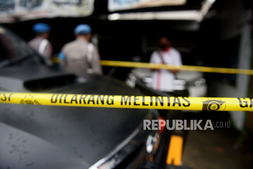 Petugas kepolisian berjaga di sebuah rumah sekaligus showroom mobil terduga teroris di kawasan Condet, Jakarta, Senin (29/3). Petugas kepolisian mengamankan 2 orang dari lokasi tersebut. Dari penangkapan terduga teroris ditemukan sejumlah atribut terkait FPI. Prayogi/Republika.