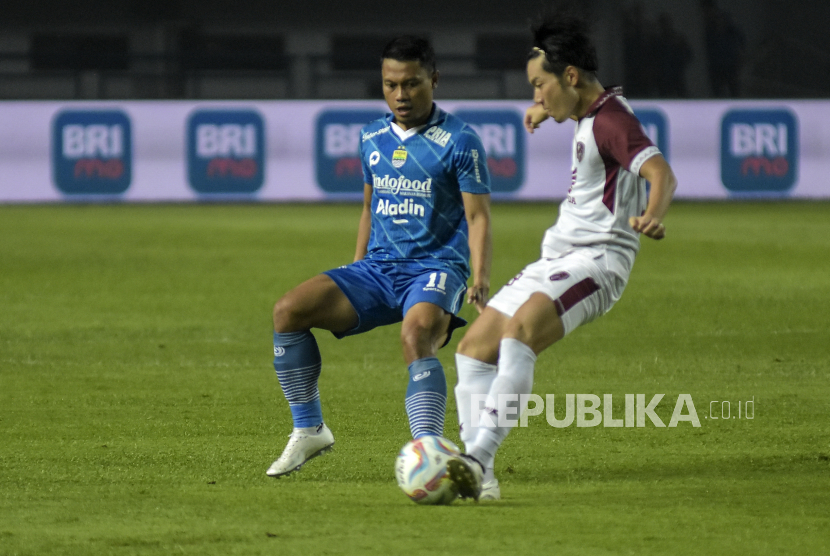 Gelandang Persib Bandung Dedi Kusnandar (kiri) 