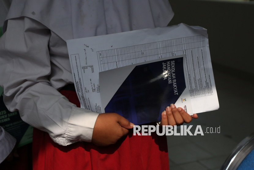 Para murid bersiap melakukan tes kesehatan saat penyelenggaraan simulasi kegiatan Sekolah Rakyat (Ilustrasi)