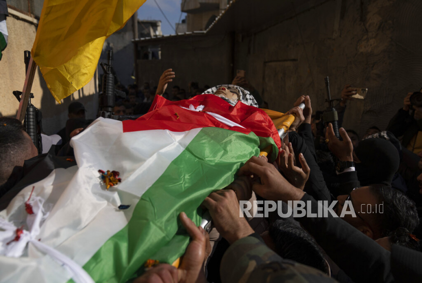 Para pelayat melihat jenazah Mahmoud Al-Aydi, 17 tahun, saat pemakamannya di kamp pengungsi Tepi Barat Faraa, dekat Jenin, Selasa, 14 Februari 2023. Al-Aydi terbunuh Selasa dini hari dalam serangan tentara Israel di sebuah kamp pengungsi di Tepi Barat utara, kata pejabat Palestina.