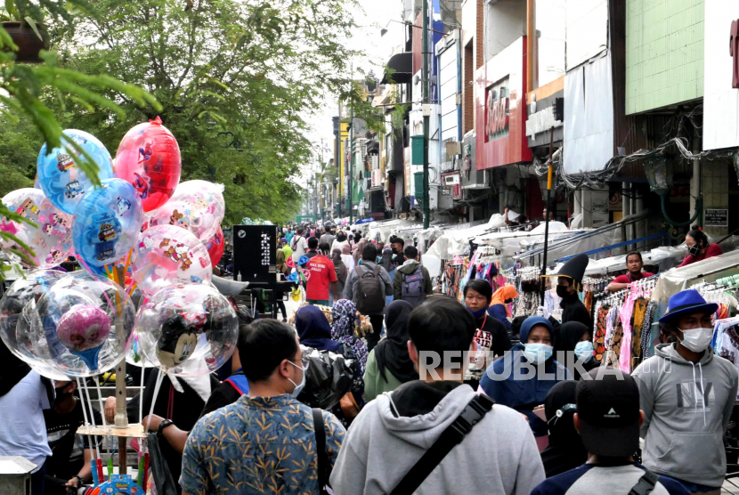 Pengunjung memadati jalur pedestrian  Malioboro, Yogyakarta, Ahad (14/3). 