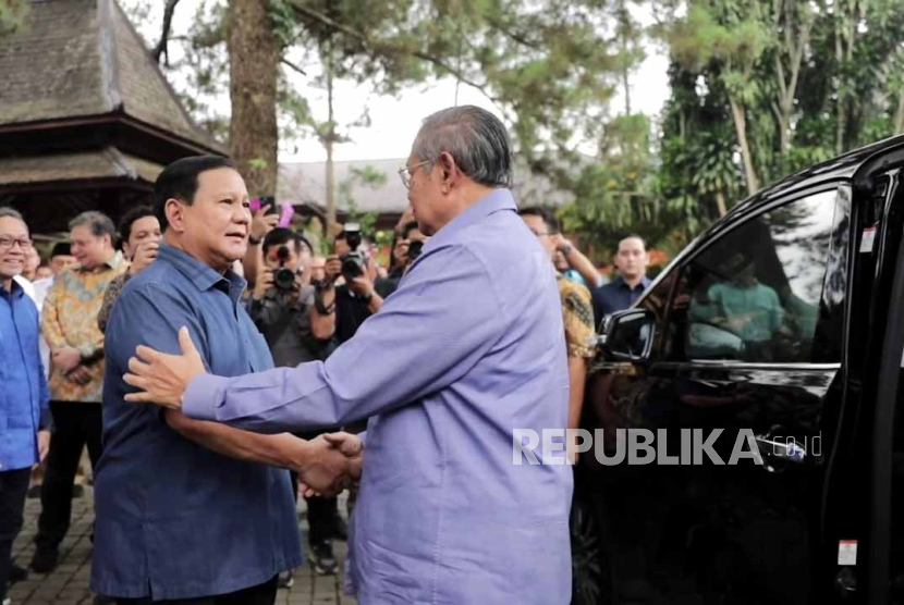Ketua Majelis Tinggi Partai Demokrat Susilo Bambang Yudhoyono (SBY) dan Ketua Umum Partai Demokrat Agus Harimurti Yudhoyono (AHY) menyambangi kediaman Prabowo Subianto