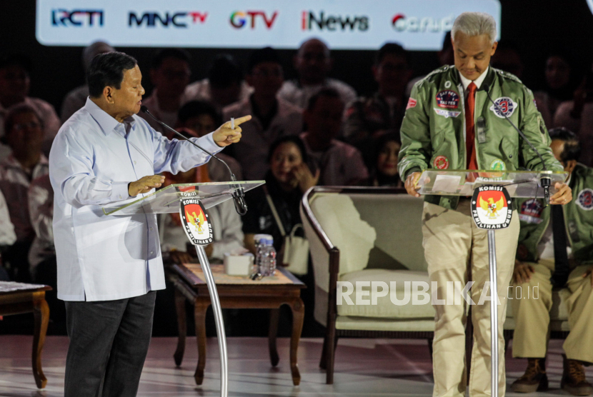 Capres nomor urut 2 Prabowo Subianto (kiri). Prabowo membantah Anies soal 'orang dalam' dalam pembelanjaan alutsista di Kemenhan.