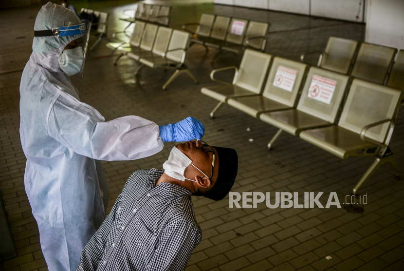 Tenaga kesehatan melakukan tes rapid antigen kepada penumpang di Terminal Kampung Rambutan, Jakarta. (ilustrasi)