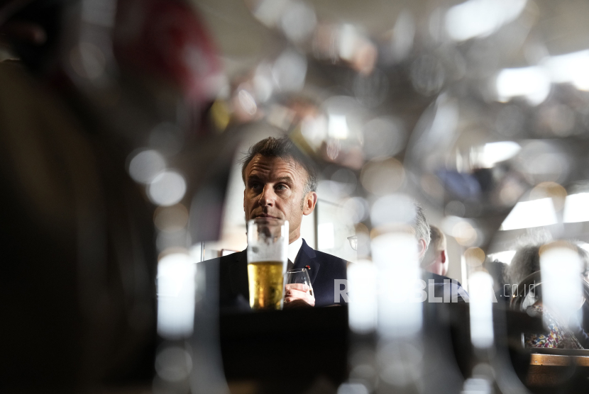 Presiden Prancis Emmanuel Macron di sebuah kafe di Île de Sein, Brittany, Juni 2024. (ilustrasi)