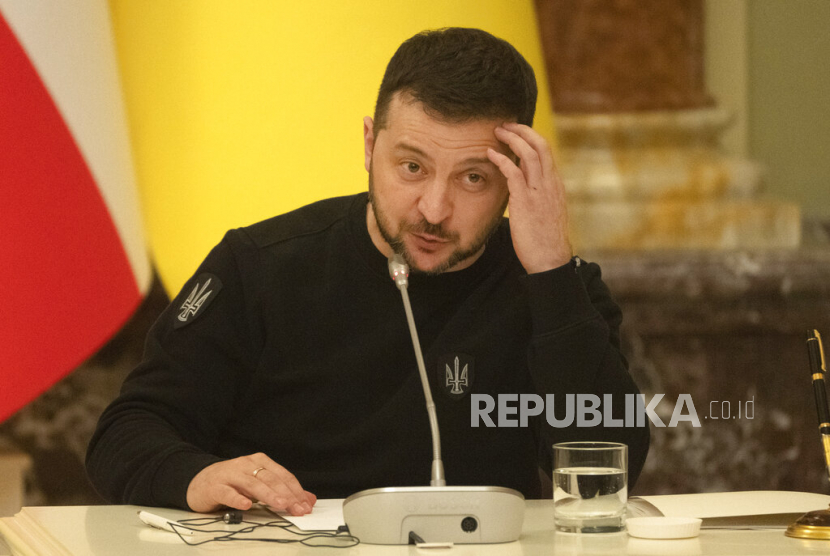  Presiden Ukraina Volodymyr Zelenskyy pada Jumat (11/8/2023) memecat semua kepala pusat perekrutan tentara regional Ukraina atas dugaan korupsi.