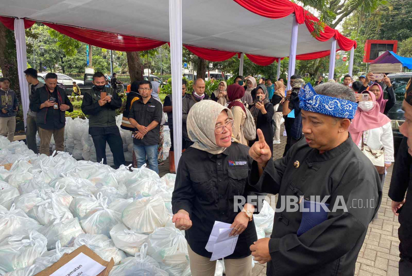 Penyaluran paket bahan pokok Operasi Pasar Murah (OPM) Bersubsidi di Taman Dewi Sartika Balai Kota Bandung, Jawa Bardat, Kamis (13/4/2023). 