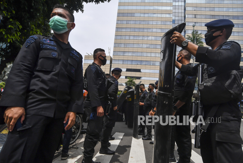 Personel Satuan Brimob Polri dikerahkan jaga aksi unjuk rasa di depan kantor Kedubes Prancis, Jakarta Pusat, Senin (2/11).