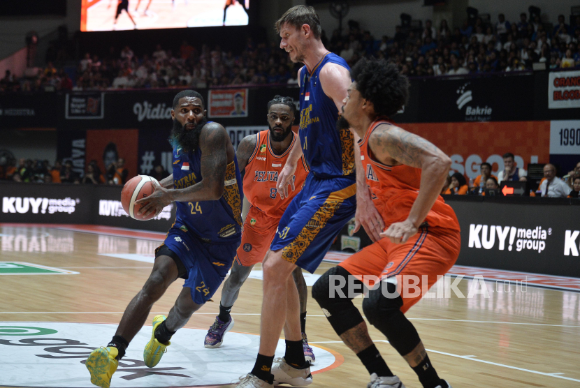 Pebasket Satria Muda Reynaldo Garcia Zamora berusaha melewati adangan pemain Pelita Jaya pada pertandingan game kedua final IBL 2024 di Indoor Stadium Sport Centre, Kabupaten Tangerang, Banten, Sabtu (3/8/2024). Pelita Jaya Jakarta menang dengan skor 82-70 yang menjadikan agregat 1-1 sehingga penentuan gelar juara akan ditentukan pada pertandingan ketiga.