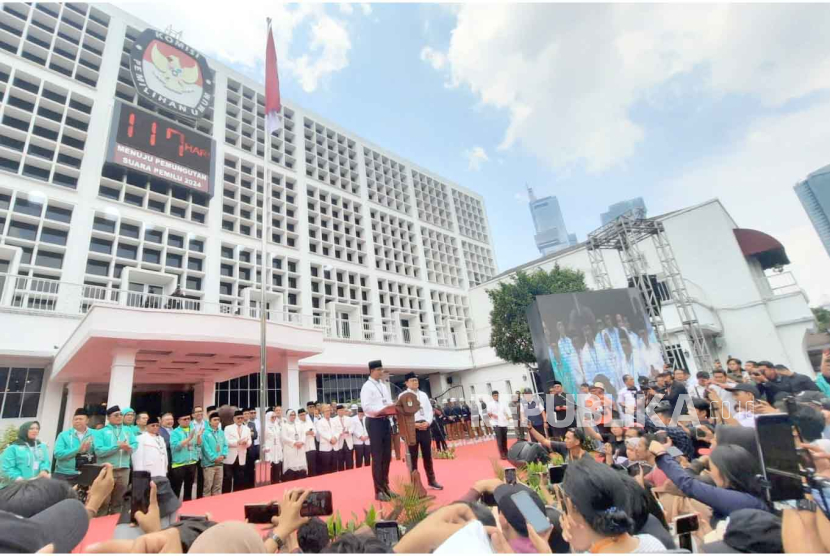 Capres dari Koalisi Perubahan berpidato usai dirinya dan Muhaimin Iskandar didaftarkan sebagai pasangan capres-cawapres Pilpres 2024 di Kantor KPU RI, Jakarta, Kamis (19/10/2023). 