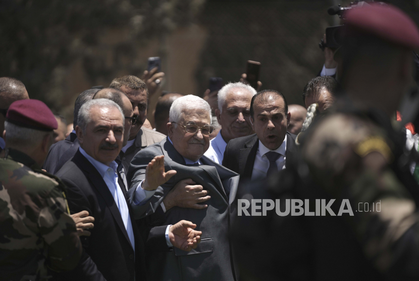 Presiden Palestina Mahmoud Abbas menyapa para simpatisan di kamp pengungsi Jenin di Tepi Barat, Rabu, (12/7/2023). 