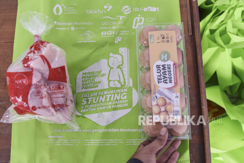 Petugas Badan Pangan Nasional (Bapanas) menunjukkan isi paket bantuan pangan penanganan stunting atau tengkes di Kantor Kecamatan Ciamis, Kabupaten Ciamis, Jawa Barat, Selasa (23/4/2024). Bapanas menyasar 1,4 juta lebih Keluarga Rawan Stunting (KRS) di tujuh provinsi di Indonesia sebagai penerima bantuan pangan penanganan stunting paket bantuan berupa sepuluh butir telur dan satu ekor ayam potong yang distribusikan oleh Holding BUMN Pangan dan ID FOOD. 