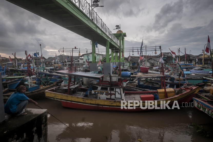 Nelayan memancing ikan saat tidak melaut di Teluk Labuan, Pandeglang, Banten, Selasa (27/12/2022). Presiden Jokowi mengatakan BMKG yang menjadi acuan terkait prakiraan cuaca ekstrem.