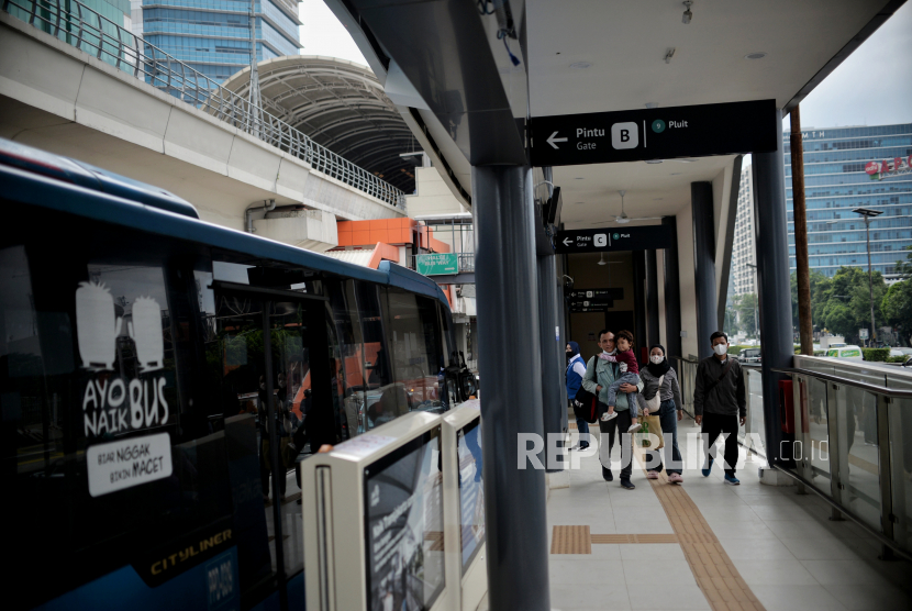 Penumpang turun dari bus transjakarta di Halte Cikoko Stasiun Cawang, Jakarta, Jumat (17/2/2023). TransJakarta Terjunkan Petugas Patroli di Armada Cegah Pelecehan