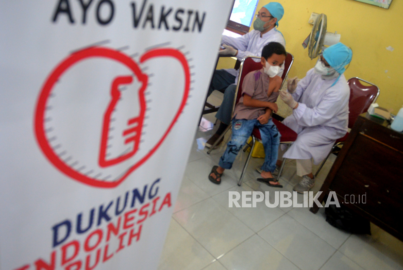 Siswa SD MI Sananul Ula Daraman mengikuti vaksin Covid-19 ke-2 anak di Kalurahan Srimartani, Bantul, Yogyakarta, Ahad (13/2/2022). Sebanyak 1.500 dosis vaksin Covid-19 Sinovac disiapkan untuk vaksin ke-2 anak dan dewasa oleh Yayasan Indonesia Untuk Semua dan BIN DIY. Pemda DIY kembali menggencarkan vaksinasi Covid-19 dosis ke-2 dan vaksin Covid-19 booster ditengah naiknya kasus Covid-19 varian Omicron.