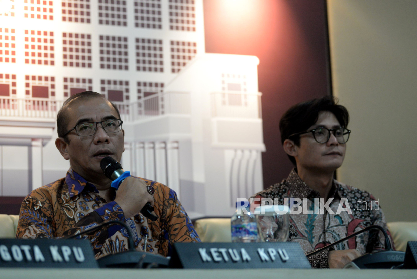 Ketua KPU Hasyim Asyari (kiri) 